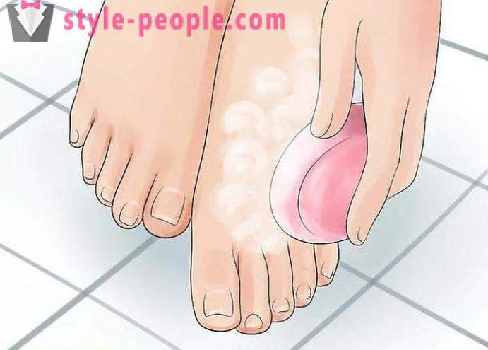 Warum viel schwitzen und den Geruch der Füße, was zu tun ist und wie man den Geruch loszuwerden