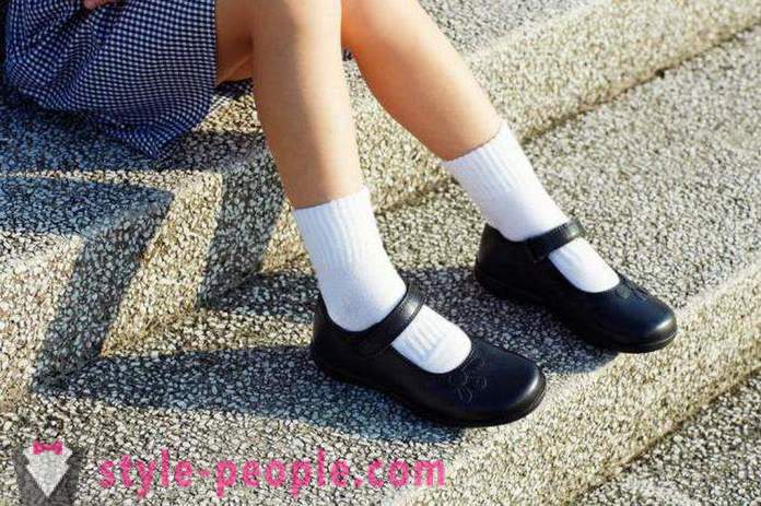 Tipps und Bewertungen für Hersteller: Wie die Schuhe für Mädchen in der Schule wählen