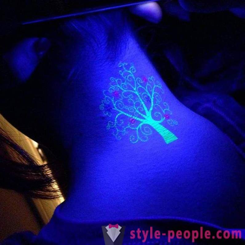 Tattoos, der nur unter UV-Licht sichtbar sind,