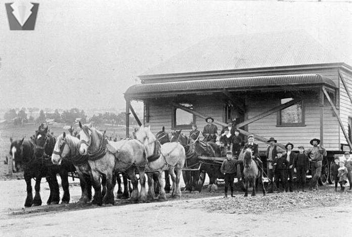 Wie vor einem Jahrhundert bewegte sich mit Hilfe von Pferden die ganze Stadt