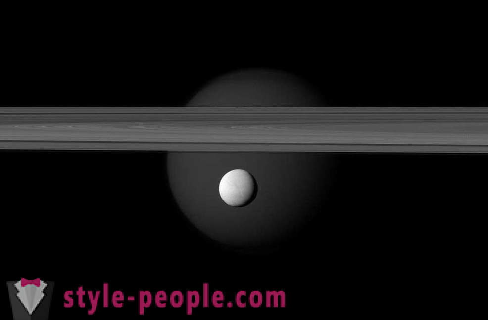 Sechste Satellit des Saturn in der Linse