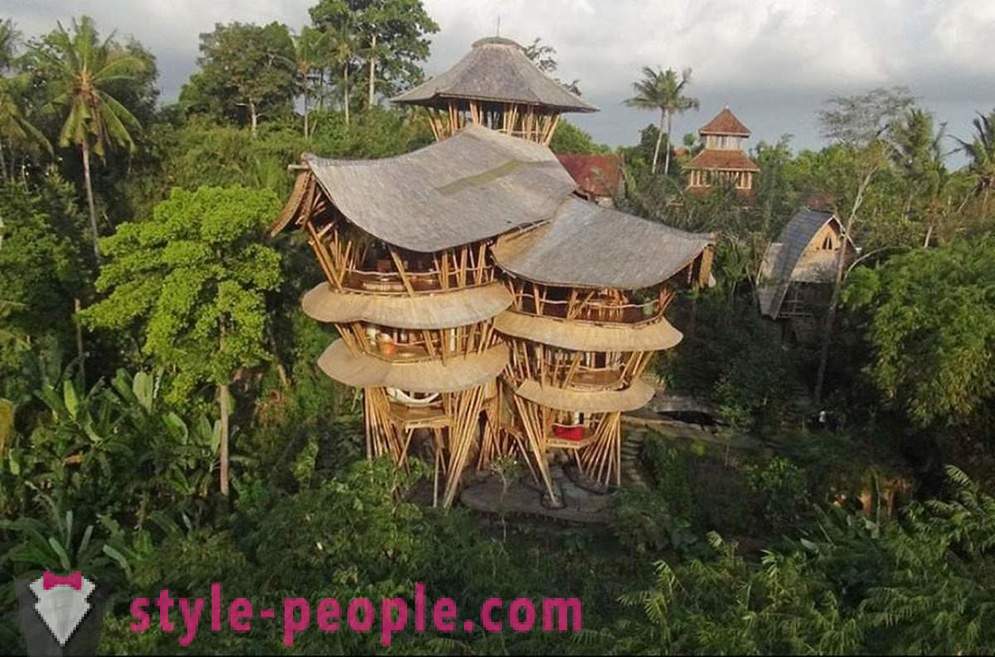 Sie kündigte ihren Job, ging nach Bali und baute ein luxuriöses Haus aus Bambus