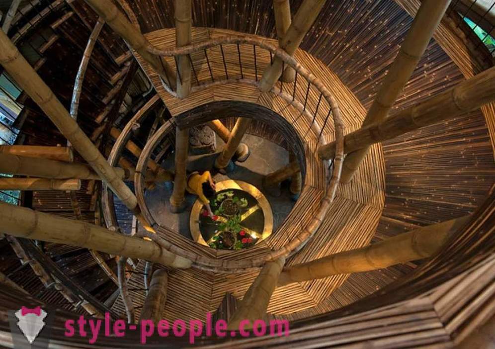 Sie kündigte ihren Job, ging nach Bali und baute ein luxuriöses Haus aus Bambus