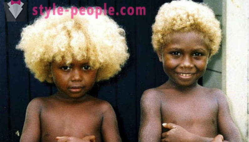 Die Geschichte der schwarzen Einwohner von Melanesien mit blonden Haaren
