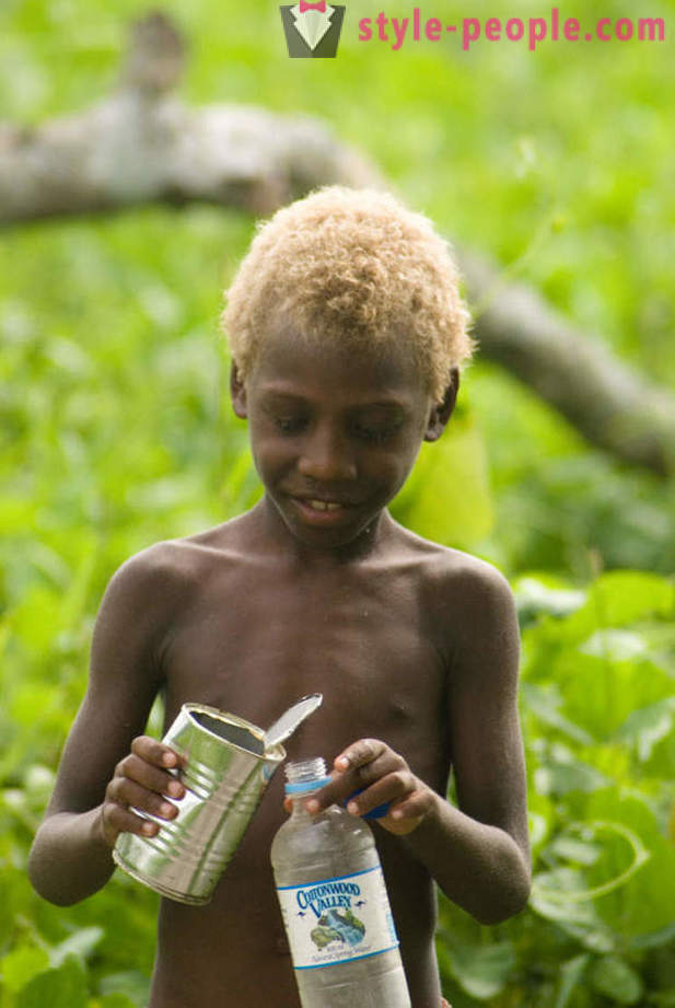 Die Geschichte der schwarzen Einwohner von Melanesien mit blonden Haaren