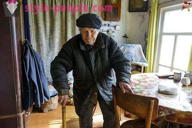 85-jährige Dorflehrer hat auf dem Haus angesammelt, aber er gab das Geld für Waisen
