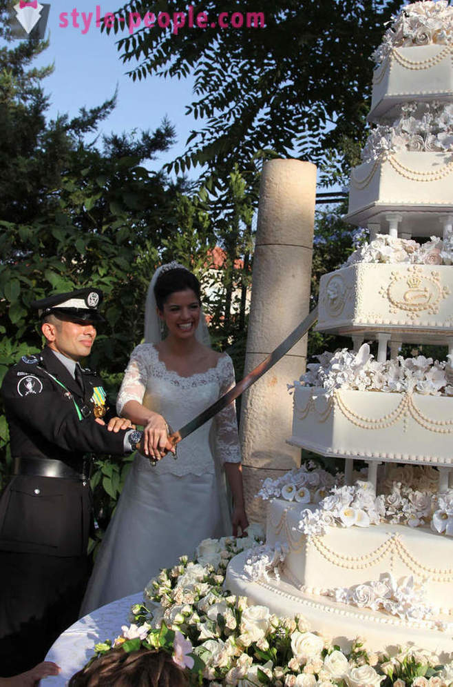 Eine Auswahl der königlichen Hochzeit Kuchen fällt