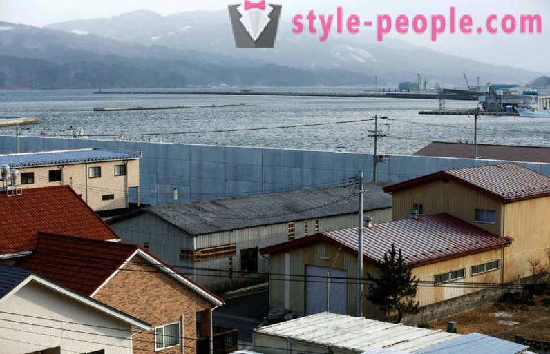Küste von Japan, der Tsunami im Jahr 2011 beschädigt, geschützt, um die 12-Meter-Wand