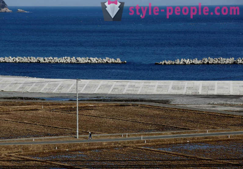 Küste von Japan, der Tsunami im Jahr 2011 beschädigt, geschützt, um die 12-Meter-Wand