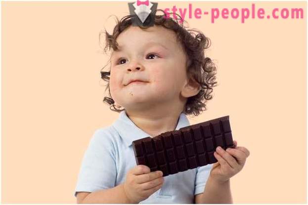 Das Kind liebt Schokolade: die Verwendung von Leckereien