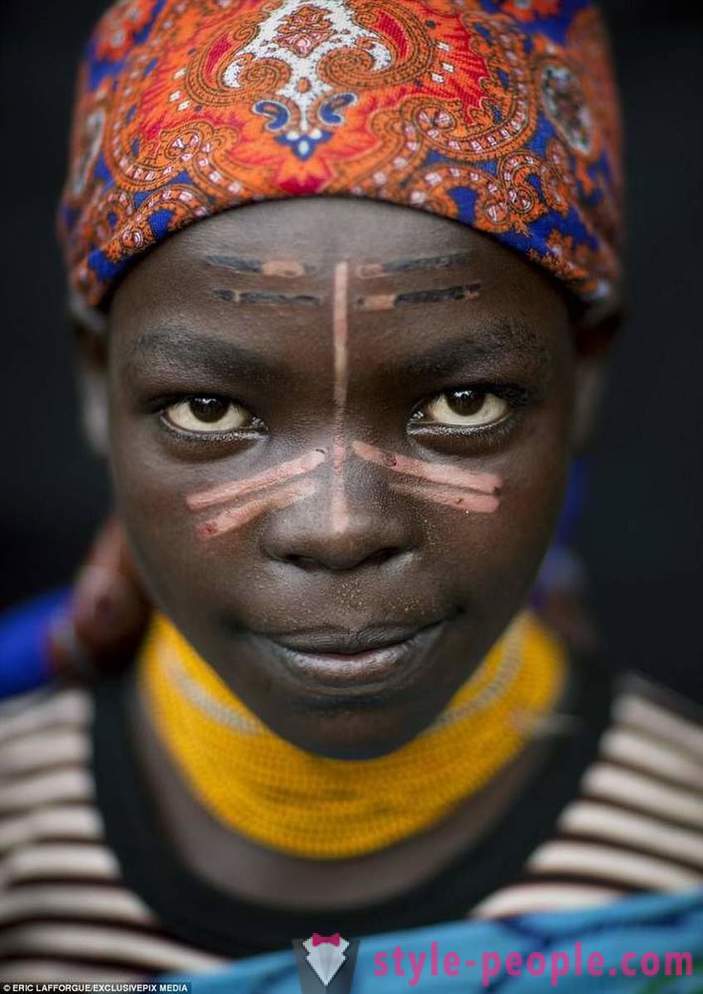 In Afrika schmücken die Narben nicht nur Männer