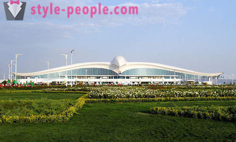 Turkmenistan eröffnet den Flughafen in Form eines fliegenden Falken