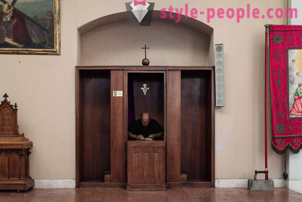 Beichtstühle in der italienischen Kirche. Fotograf und Marcella Hakbardt