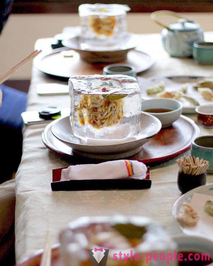 Porzellan - gestern. In der japanischen dient Nudeln in Eiswürfel