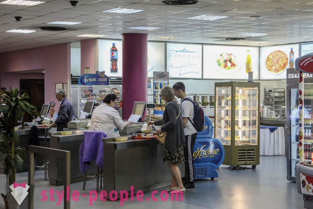 Krise figizis Wir haben das günstige Essen in allen Moskau Flughäfen gefunden