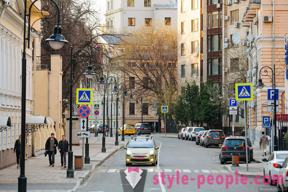 Neue Straßen von Moskau ein Jahr später