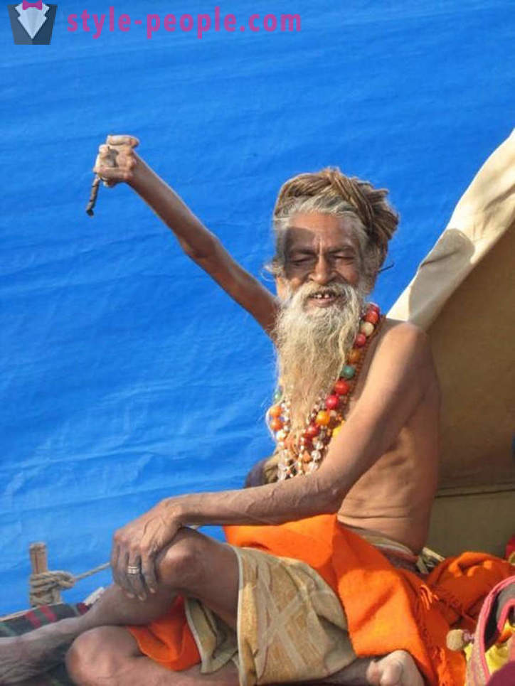 Hindu hält eine Hand hier oben seit 43 Jahren