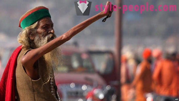 Hindu hält eine Hand hier oben seit 43 Jahren