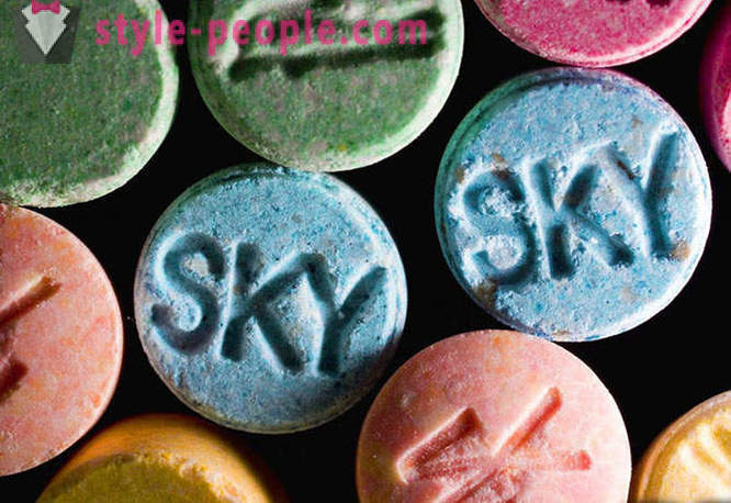 Dass die 9 beliebtestenen schädlichen Substanzen, einschließlich Alkohol, LSD und Koffein zu tun mit dem Gehirn