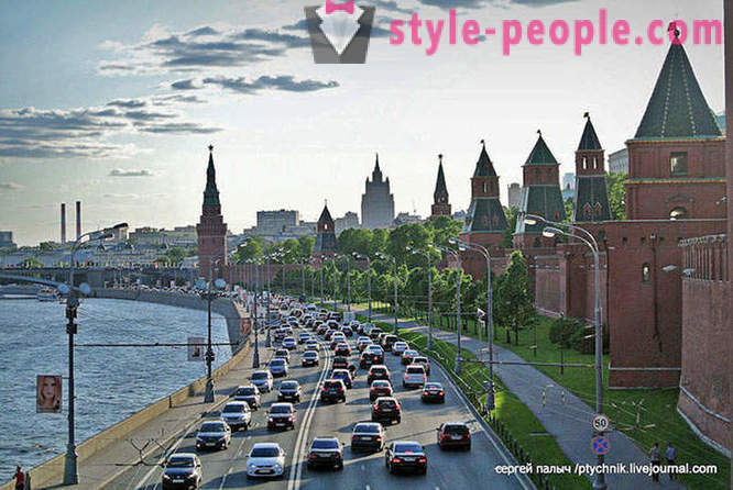 Wie hat sich 10-Wege-Autobahn im Zentrum von Moskau