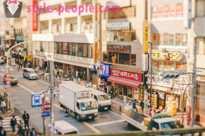 Gehen Sie auf einem Miniatur-Tokyo