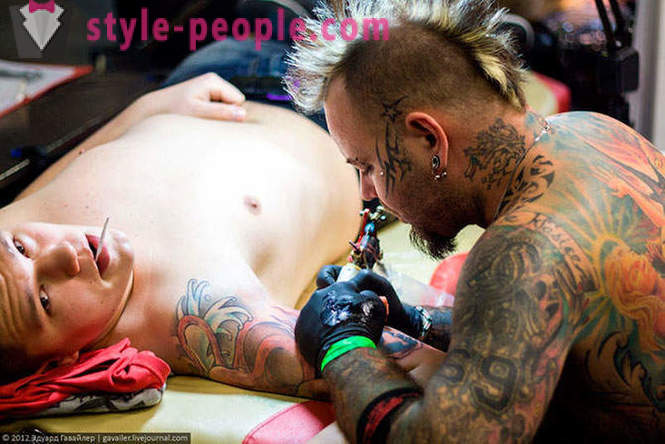 Tattoo-Kunst auf dem internationalen Kongress in Berlin