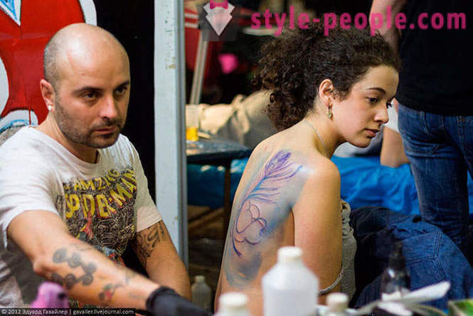 Tattoo-Kunst auf dem internationalen Kongress in Berlin