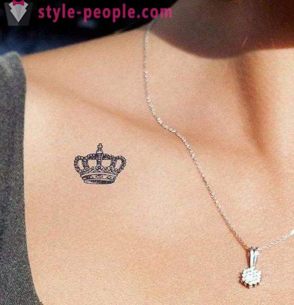 Was bedeutet das Tattoo mit dem Buchstaben „C“ und ein Bild der Krone?