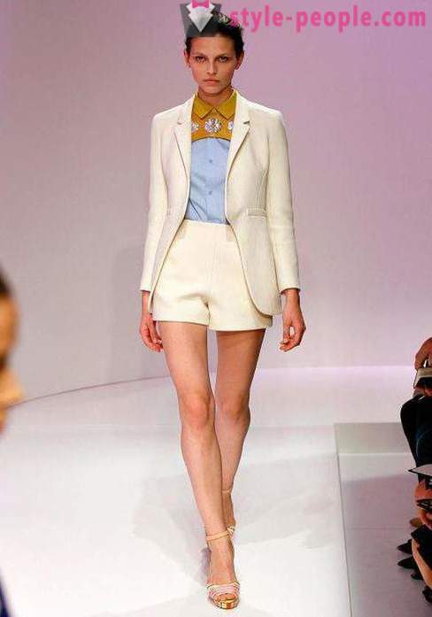 Unverzichtbar Thema Sommer-Garderobe - weiße Hose. Von dem, was zu tragen und wie sie mit anderen Dingen zu kombinieren