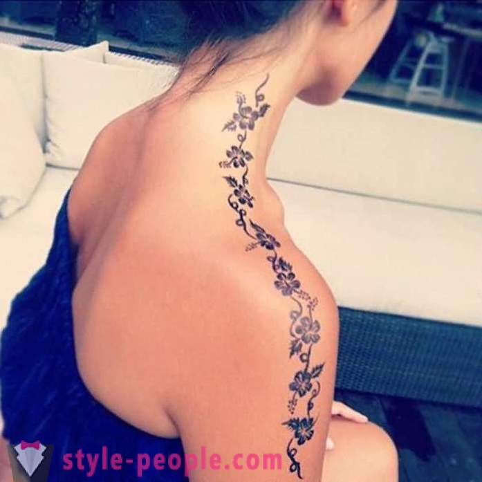 Schönes Tattoo für Mädchen auf der Schulter