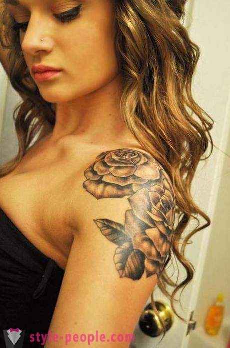 Schönes Tattoo für Mädchen auf der Schulter