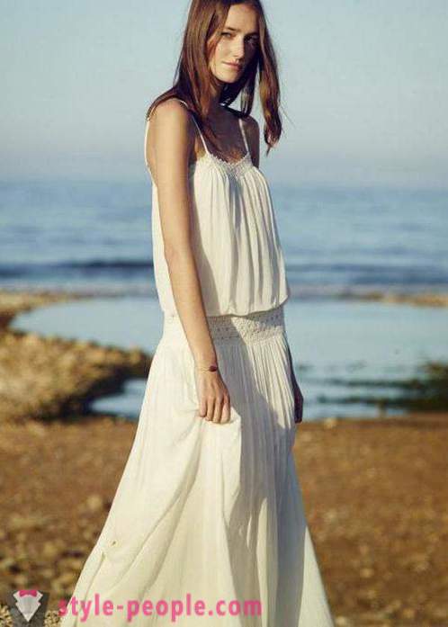 Weißes Kleid auf dem Boden - die stilvolle Ausstattung