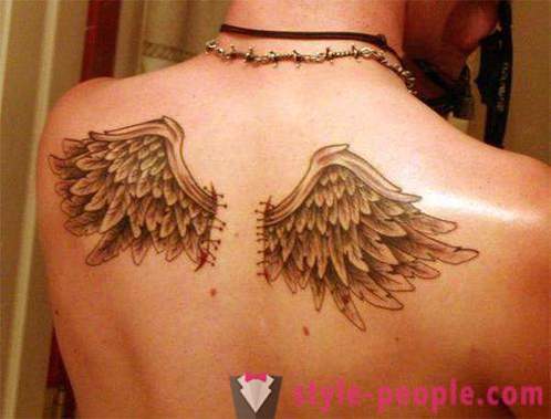 Tattoo „Flügel“ auf der Rückseite - dauerhaft Ward