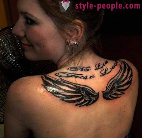 Tattoo „Flügel“ auf der Rückseite - dauerhaft Ward