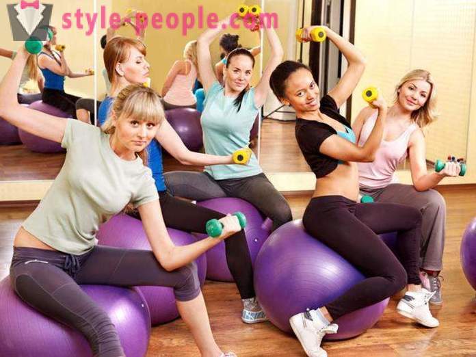 Übungen für das Fitness-Studio für Gewichtsverlust Mädchen. Liste der Übungen in der Turnhalle für Mädchen