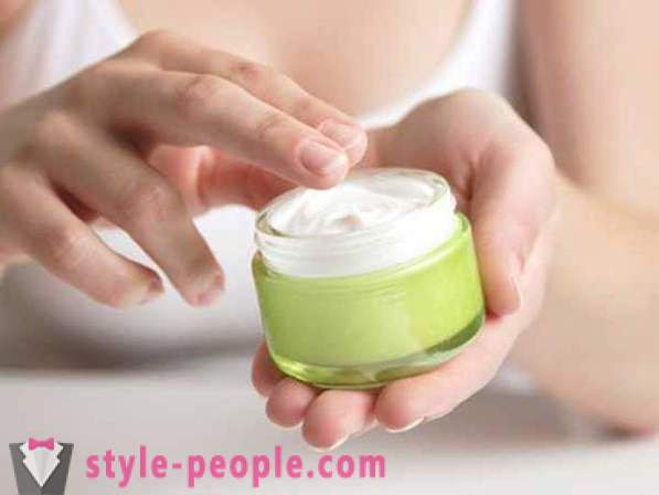 Tipps und Bewertungen Kosmetikerinnen: Wie eine Gesichtscreme für trockene Haut wählen