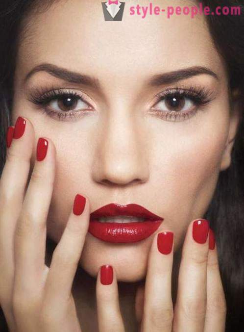 Make-up mit rotem Lippenstift. Das richtige Make-up für Brünetten und Blondinen
