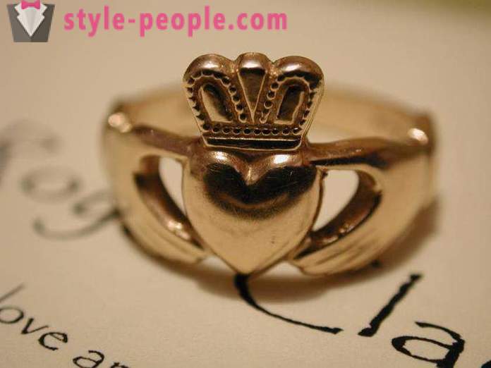 Ring in der Form einer Krone. Gold, Silber Ring