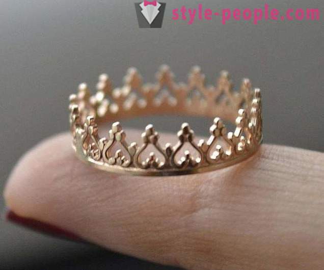 Ring in der Form einer Krone. Gold, Silber Ring