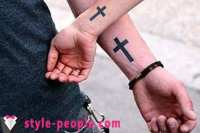 Kreuz-Tattoo auf seinem Arm. sein Wert