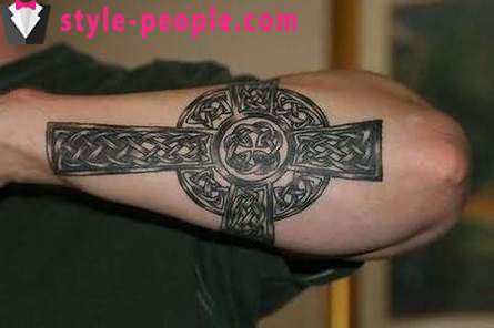Kreuz-Tattoo auf seinem Arm. sein Wert