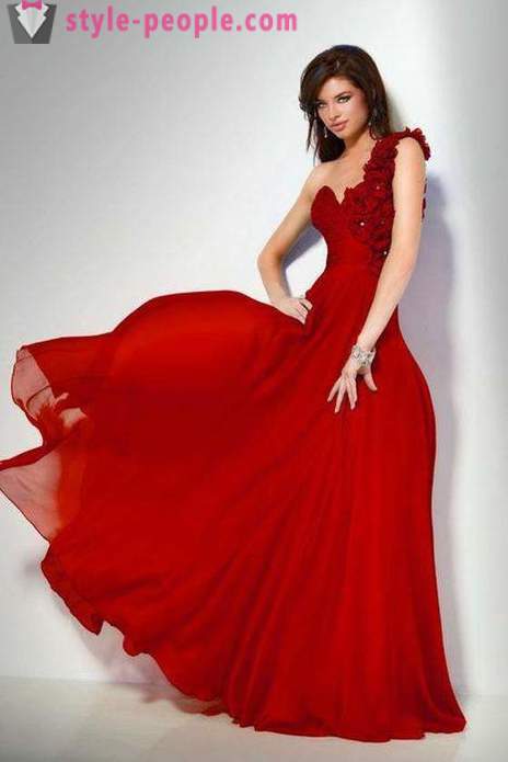 Modische rotes Kleid des Fußboden