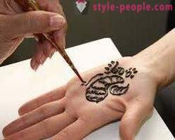 Temporäre Henna-Tattoo zu Hause