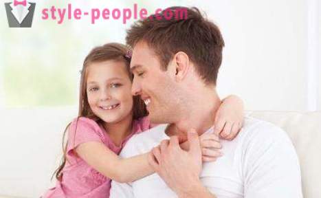 Wie ein Geschenk für seine Tochter Beratung zu lieben Väter wählen