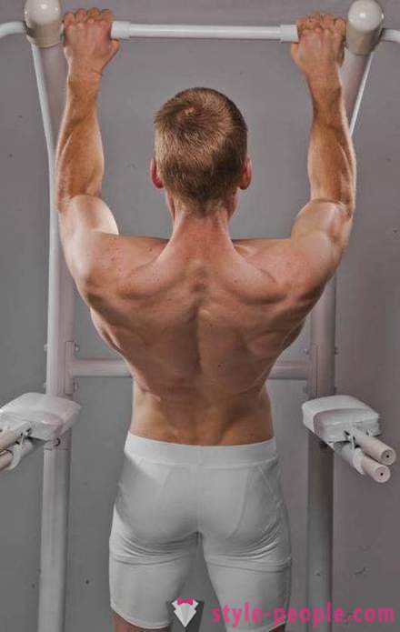 Welche Muskeln arbeiten, wenn sie auf der Bar ziehen?